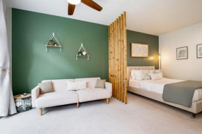 103 Belltown Modern and Bright in the Heart of Belltown Queen Bed